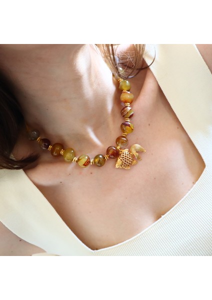 – Doğal Akik Taşlı Balık Figürlü Deri Kolye | Altın Kaplama, El Yapımı