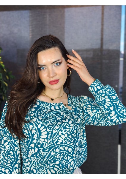 Kadın Yeşil Beyaz Desenli Asimetrik Yaka Pencere Detaylı Bluz | Şık ve Günlük Stil modelleri