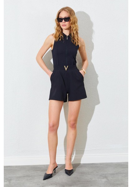 Kadın Siyah Önü V Tokalı Şort modelleri