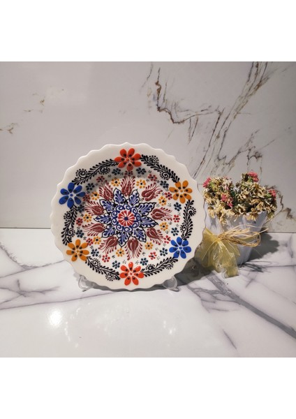 Dm Porselen Beyaz El Işçiliği Tabak 25 Cm