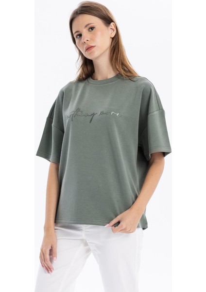 Bisiklet Yaka Oversize Emboss Baskılı Kadın T-Shirt