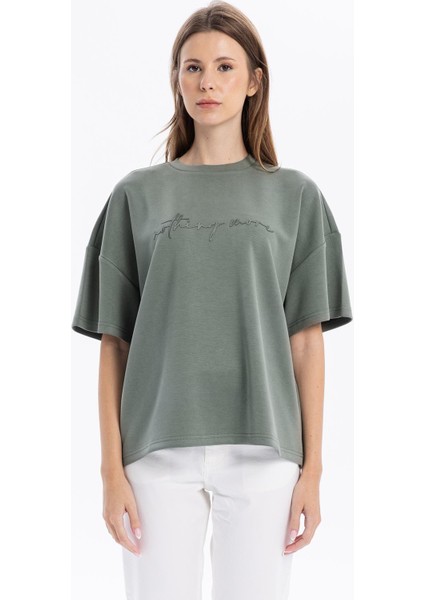 Bisiklet Yaka Oversize Emboss Baskılı Kadın T-Shirt