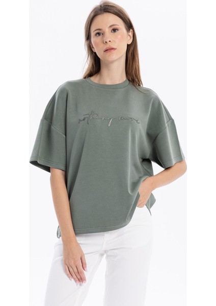 Bisiklet Yaka Oversize Emboss Baskılı Kadın T-Shirt modelleri