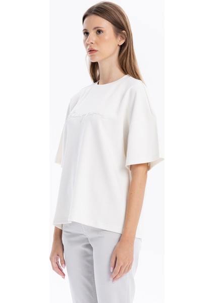 Bisiklet Yaka Oversize Emboss Baskılı Kadın T-Shirt