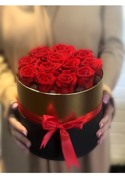 - Siyah Kutuda Kırmızı Yapay Güller Tasarım Çiçekler
