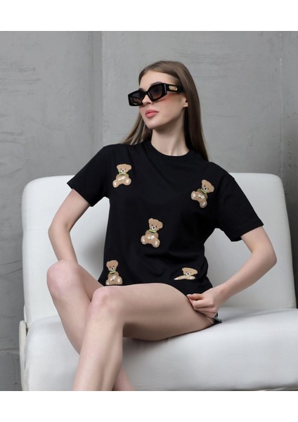 Genç Kadın Ayıcık Süzene Nakışlı T-Shirt