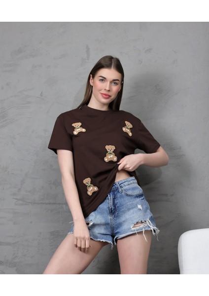 Genç Kadın Ayıcık Süzene Nakışlı T-Shirt