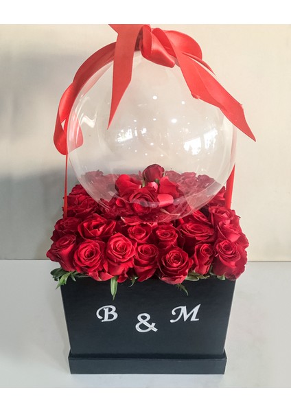 - Baş Harflerle Süslü Siyah Kutuda Kırmızı Güller ve Balon