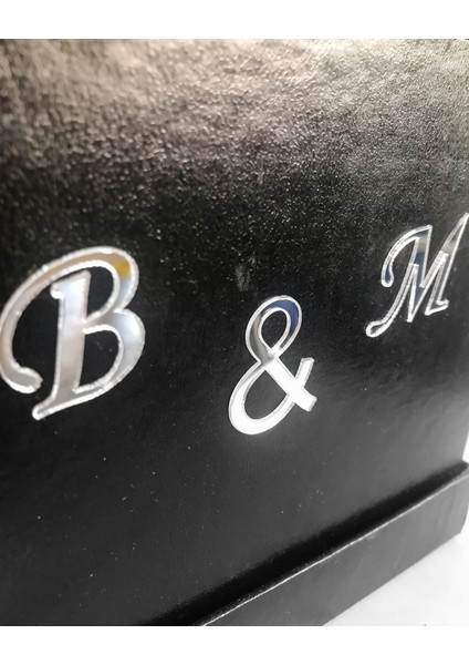 - Baş Harflerle Süslü Siyah Kutuda Kırmızı Güller ve Balon fiyatları