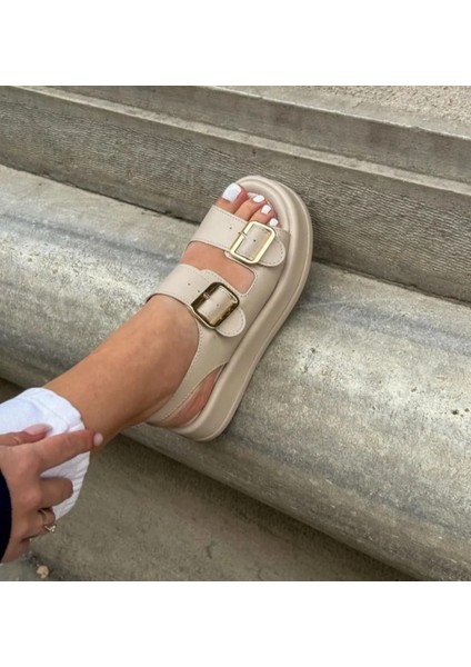 Bej Garda Dolgu Topuklu Çift Bantlı Toka Detaylı Lastikli Kadın Sandalet fiyatları