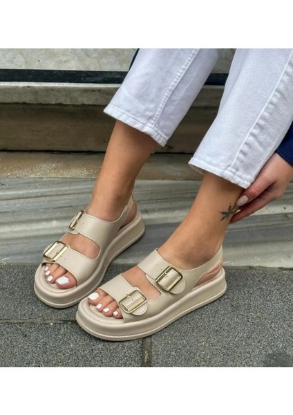 Bej Garda Dolgu Topuklu Çift Bantlı Toka Detaylı Lastikli Kadın Sandalet fırsatları