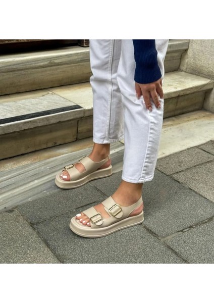 Bej Garda Dolgu Topuklu Çift Bantlı Toka Detaylı Lastikli Kadın Sandalet indirimleri