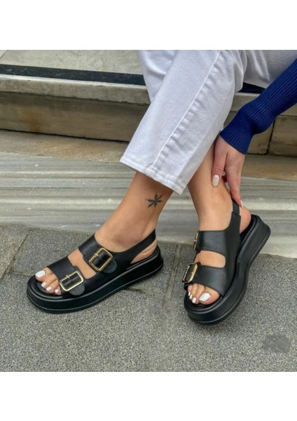 Siyah Garda Dolgu Topuklu Çift Bantlı Toka Detaylı Lastikli Kadın Sandalet modelleri