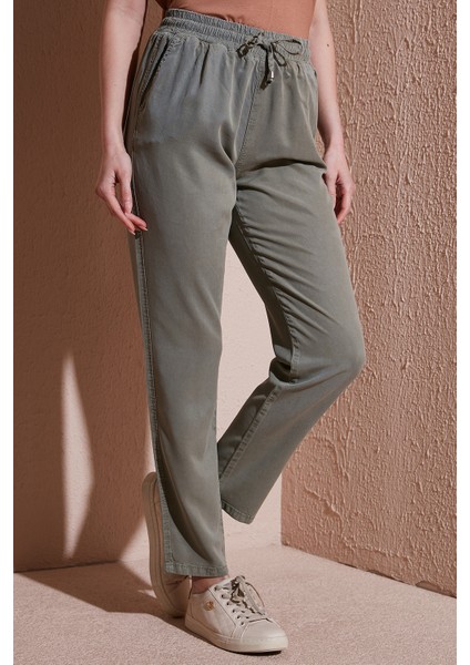 Comfort Fit Yüksek Bel Düz Paça Pantolon Bayan Pantolon 25Y0477K1 modelleri