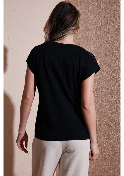 % 100 Pamuk Standart Fit V Yaka Güpür Detaylı Bluz Bayan Bluz 25Y0540K1 fırsatları