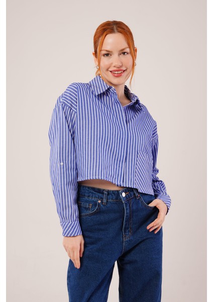 Crop Model Cepli ve Çizgili Mavi Gömlek
