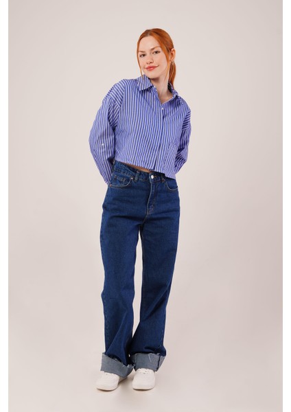 Crop Model Cepli ve Çizgili Mavi Gömlek