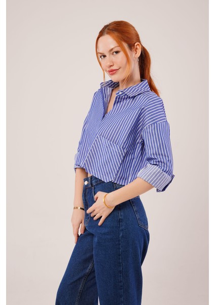 Crop Model Cepli ve Çizgili Mavi Gömlek