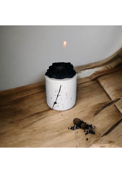 Siyah Çiçek Kapaklı Mermer Desenli Taş Tozu Kapta Ahşap Fitilli Dekoratif Mum