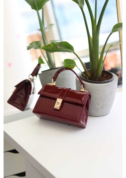 Kadın Bordo Rugan Toka Detaylı Zincirli El Omuz Çantası