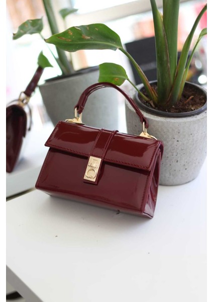 Kadın Bordo Rugan Toka Detaylı Zincirli El Omuz Çantası fiyatları