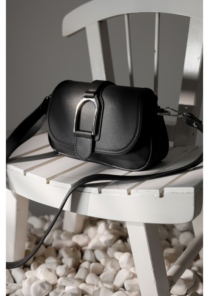 Kadın Siyah Tokalı Ayarlanabilir Askılı Astarlı Çanta