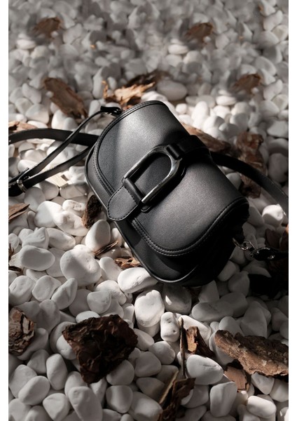 Kadın Siyah Tokalı Ayarlanabilir Askılı Astarlı Çanta fiyatları