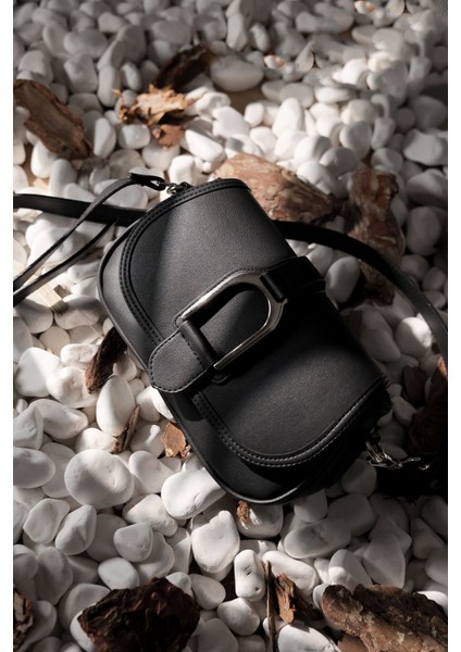 Kadın Siyah Tokalı Ayarlanabilir Askılı Astarlı Çanta modelleri