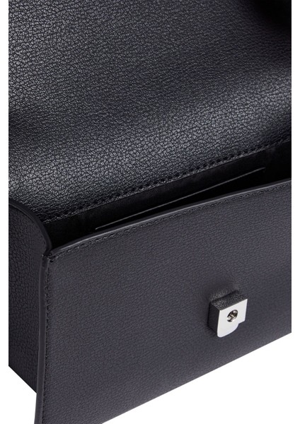 Logolu Zincir Askılı Çanta modelleri