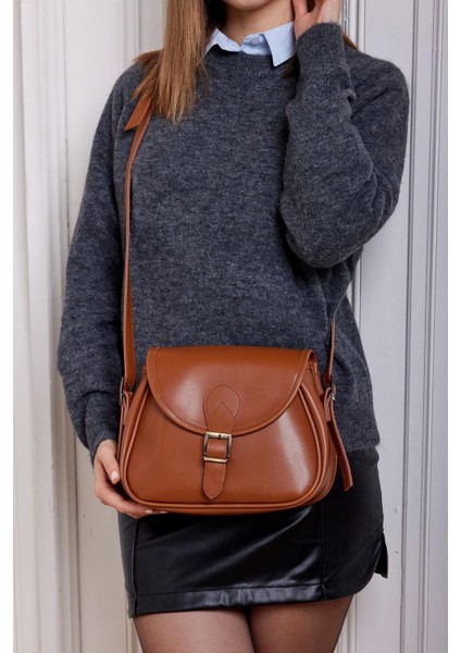 Taba Kadın Büyük Boy Kapaklı Çapraz Askılı Çanta