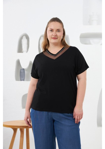 Yaka Tül ve Taş Detaylı Büyük Beden Tişört Siyah