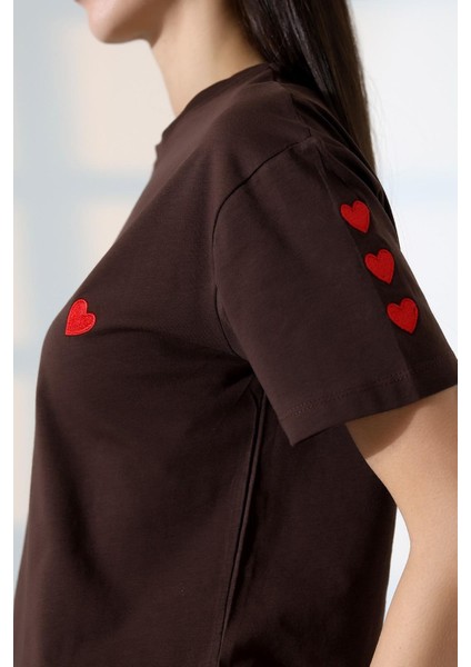 Kadın Kalp Nakışlı Bisiklet Yaka T-Shirt modelleri