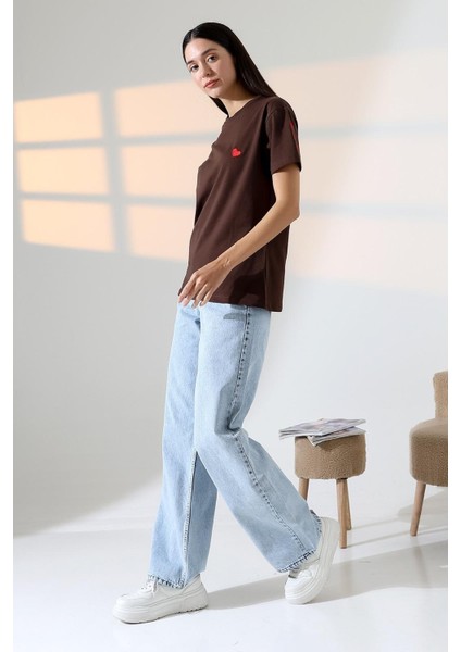 Kadın Kalp Nakışlı Bisiklet Yaka T-Shirt indirimleri