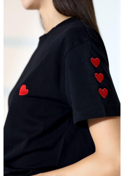 Kadın Kalp Nakışlı Bisiklet Yaka T-Shirt