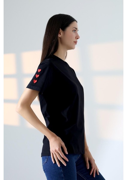 Kadın Kalp Nakışlı Bisiklet Yaka T-Shirt modelleri