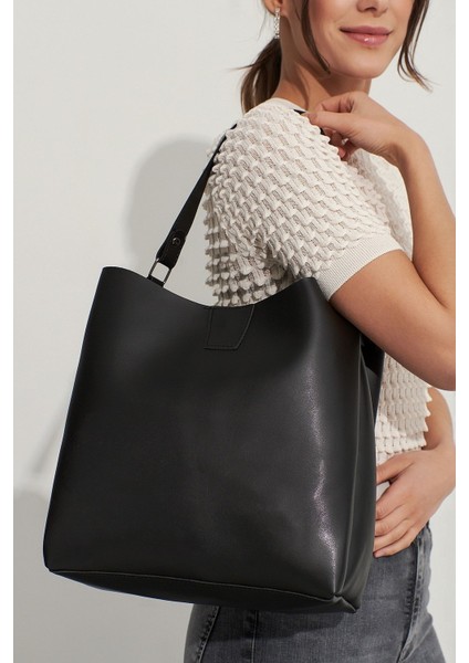 Siyah Kadın Mıknatıslı Fermuar Bölmeli Omuz Çantası 10va2067