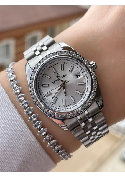 Gümüş Renk Kadın Kol Saati ve Hediye Bileklik