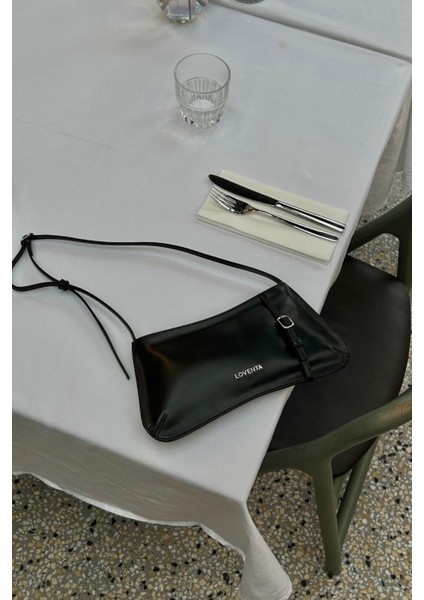 Kemer Detaylı Omuz Çantası Siyah Eleanor modelleri