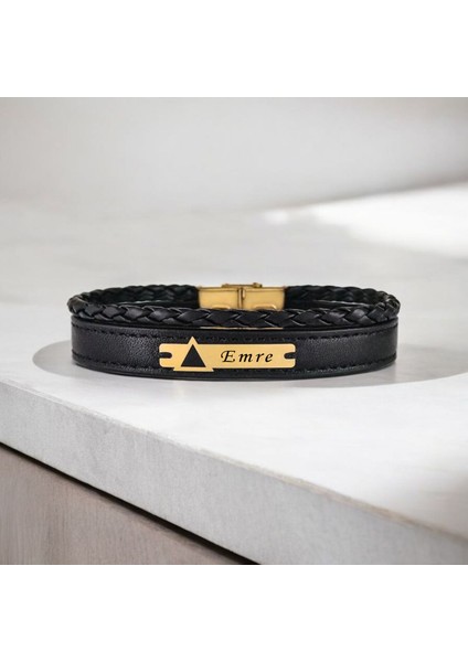 14 Ayar Altın Plakalı Erkeklere Özel Üçgen Detaylı Dikdörtgen Figürlü Derili Isim Bilekliği-390İsim-Siyah