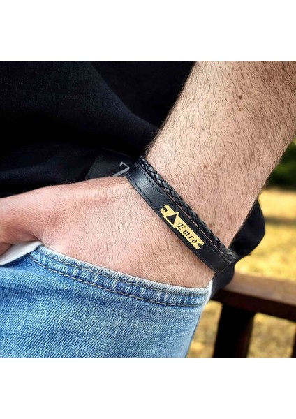 14 Ayar Altın Plakalı Erkeklere Özel Üçgen Detaylı Dikdörtgen Figürlü Derili Isim Bilekliği-390İsim-Siyah modelleri