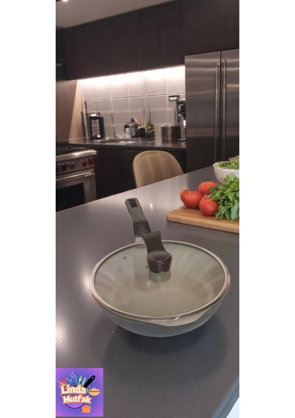 28 cm Cam Kapaklı Kırmızı Döküm Derin Tava