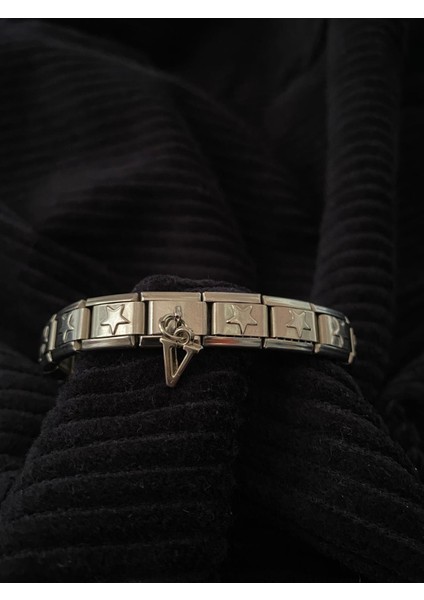 V Harfli Yıldızlı Çelik Italyan Charm Bileklik