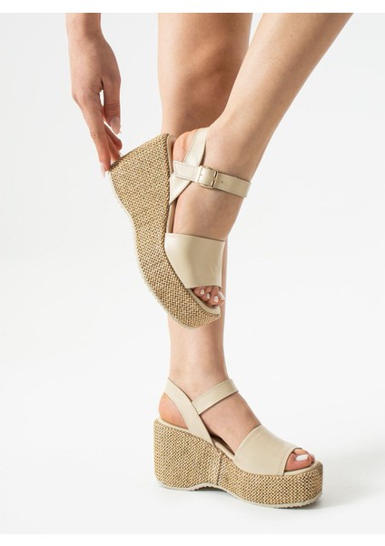 Plaza Deri Dolgu Topuk Hasır Sandalet Krem fiyatları