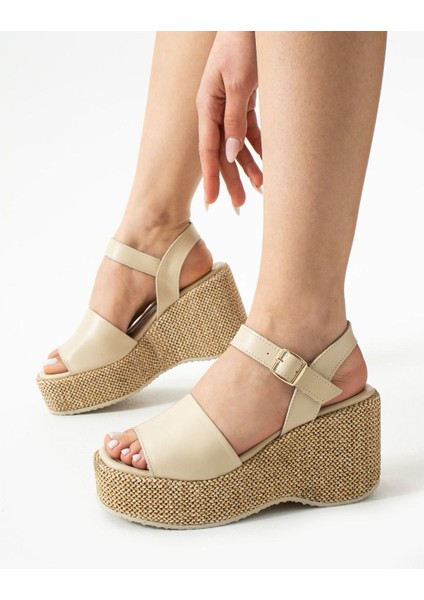 Plaza Deri Dolgu Topuk Hasır Sandalet Krem fırsatları