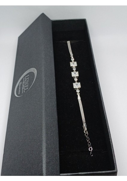 Kare Taşlı Şık Gümüş Bileklik - Modern ve Zarif Takı