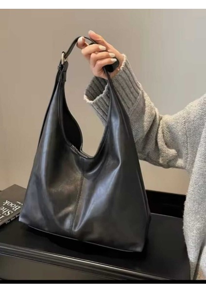 Kadın Siyah Çıt Çıt Kapamalı Astarlı Omuz Çantası