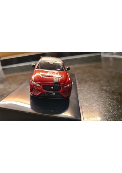 1/43 Jaguar Xe Sv Project 8 2017