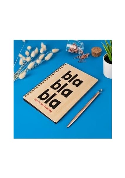 Yes I 'am Not Listening Tasarımlı 8 cm x 12 cm Ölçülerinde Çizgisiz 48 Yaprak Ahşap Kapaklı Defter