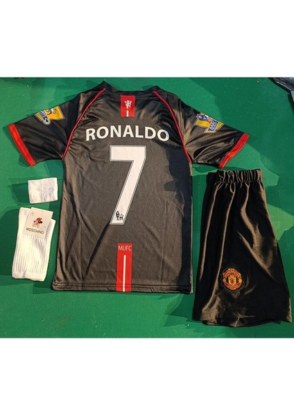 Manchester United 2008 Ronaldo Siyah Çocuk Forma 4 Lü Set. Forma+Şort+Çorap+Bileklik