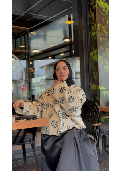 Çiçek Işlemeli Kısa Mont Taş